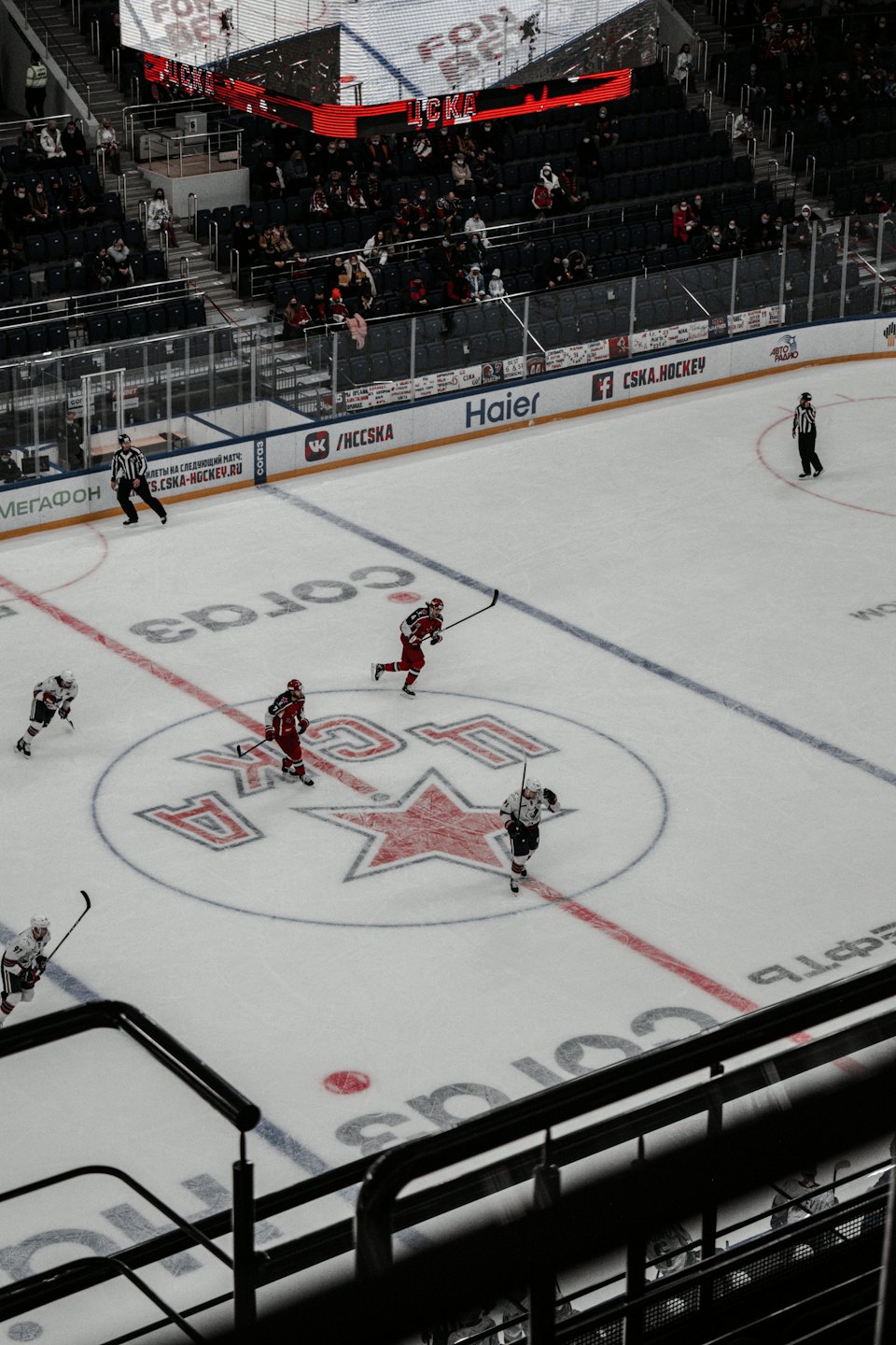 Ishockeyspelare åker skridskor på isen under en match.