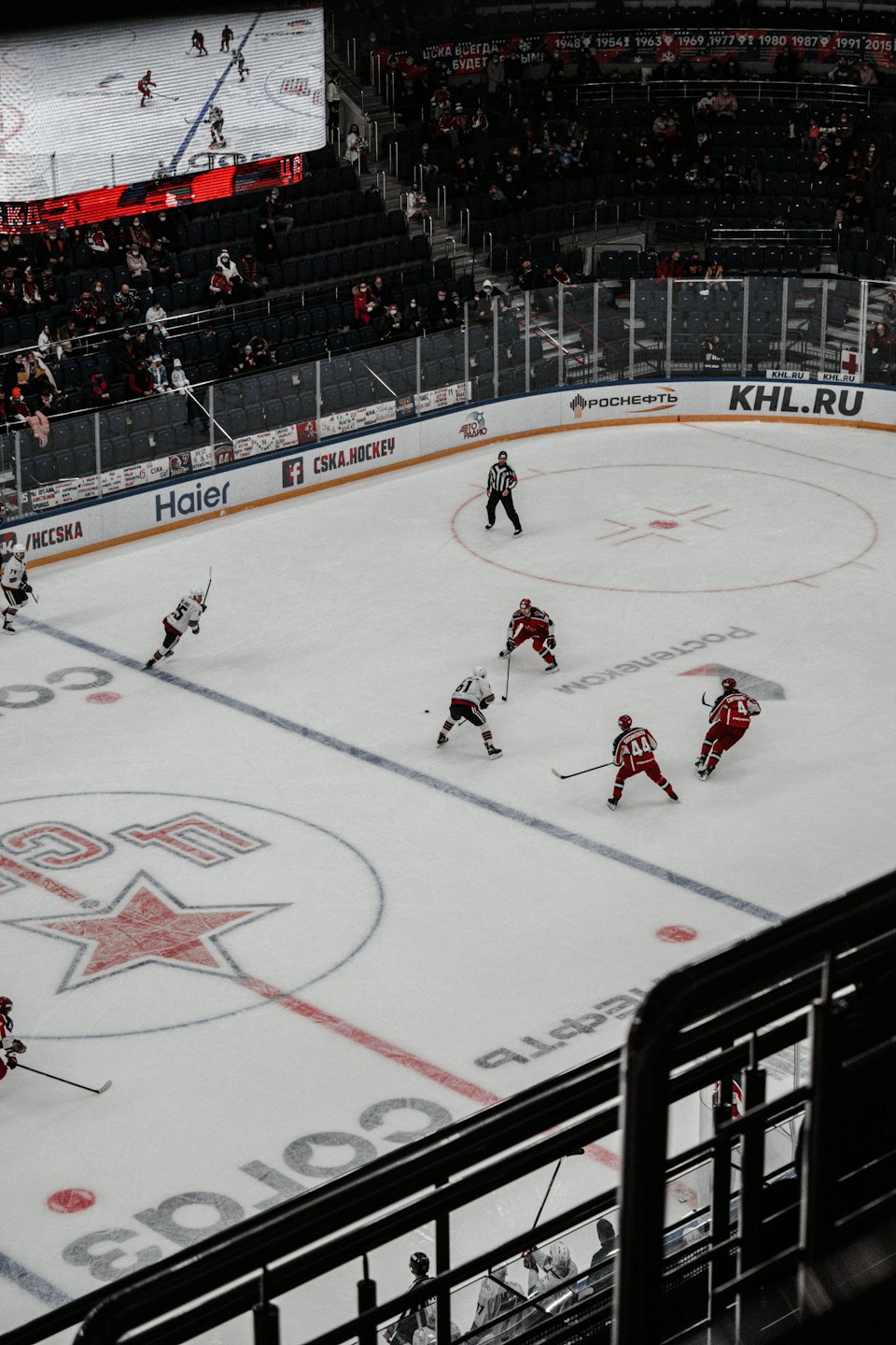 Ishockeyspelare tävlar under en match på isen.